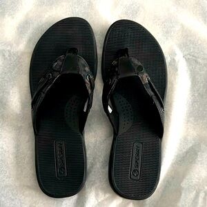 Sperry flip flops in black with a little design in straps .(as in photo)